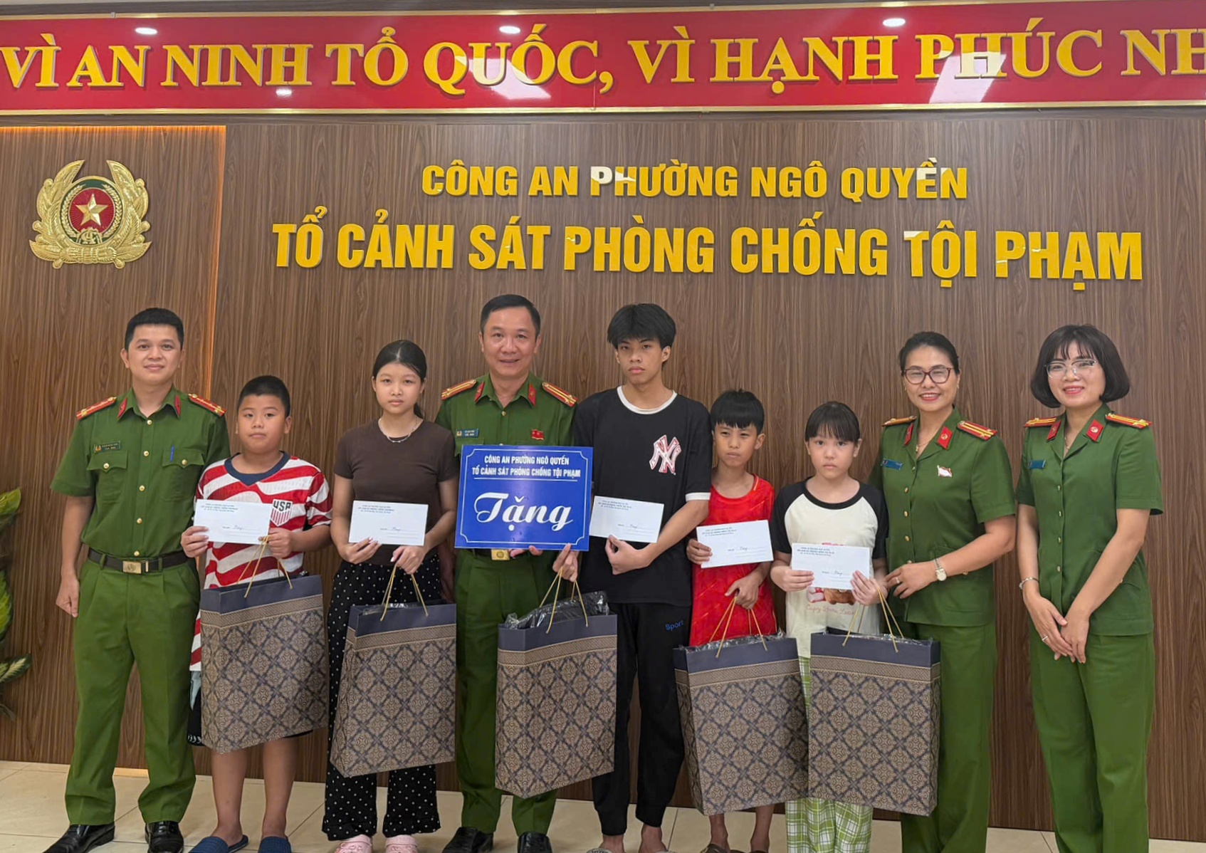 Công an phường Ngô Quyền trao quà tặng nhân Tháng hành động vì trẻ em